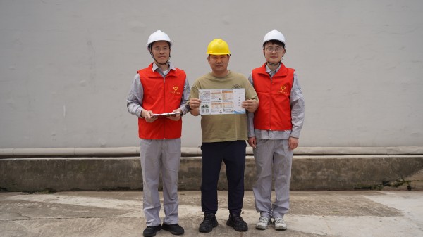 进企业送指南1.JPG 进企业送指南1.JPG