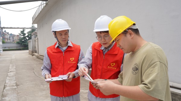 进企业送指南.JPG 进企业送指南.JPG