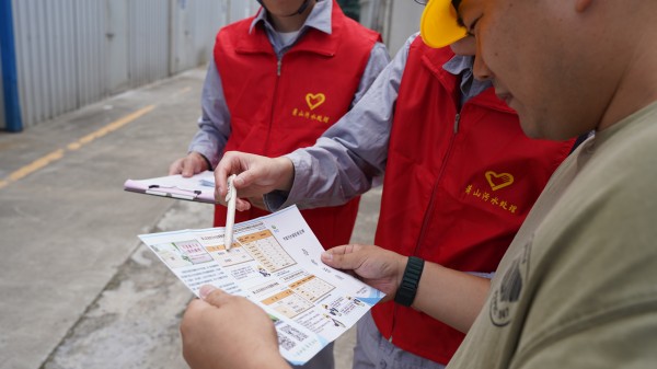 进企业送指南2.JPG 进企业送指南2.JPG